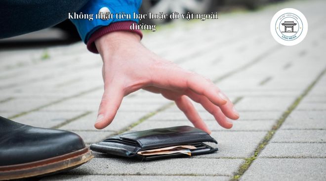 Không nhặt tiền bạc hoặc đồ vật ngoài đường